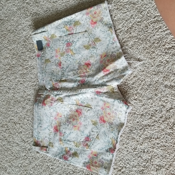Cute floral shorts - Picture 4 of 4